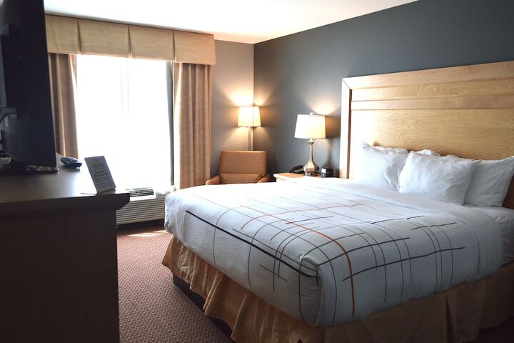 1 King Bed (2 of 12)