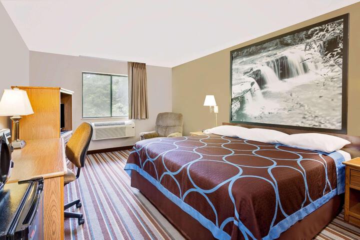 1 King Bed (9 of 10)