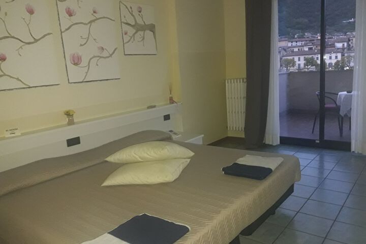 Room 17 of 34