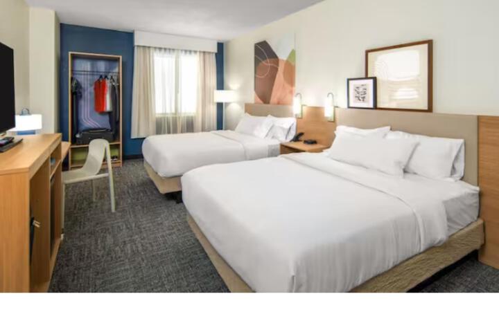 2 Queen Beds (1 of 14)