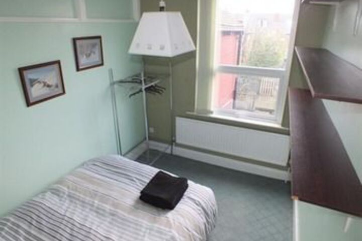 Room 5 of 8