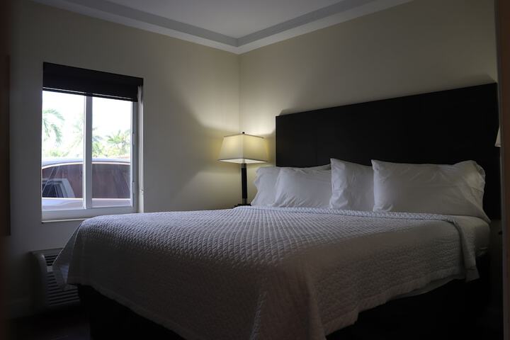 Traditional King Bed (17 of 18)