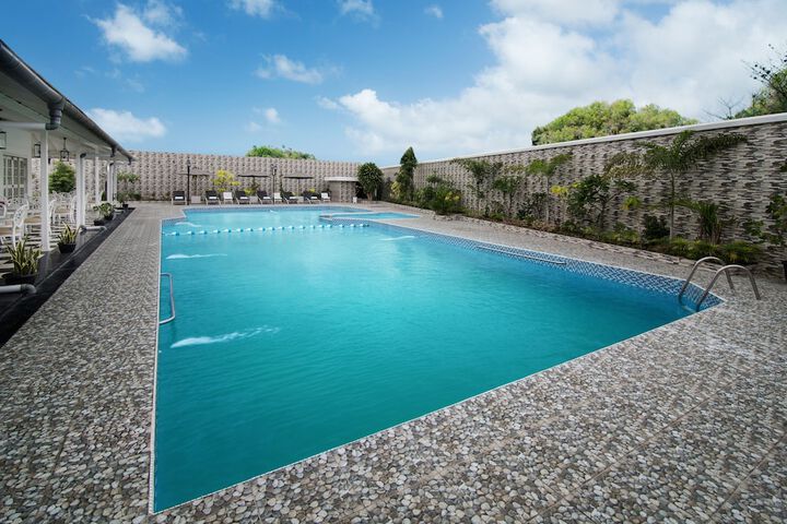 Hotel with Pool