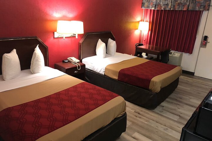 2 Double Beds (12 of 13)