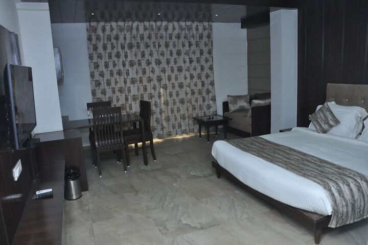 Room 7 of 16