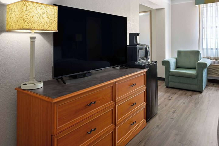 1 King Bed Deluxe Room (12 of 14)