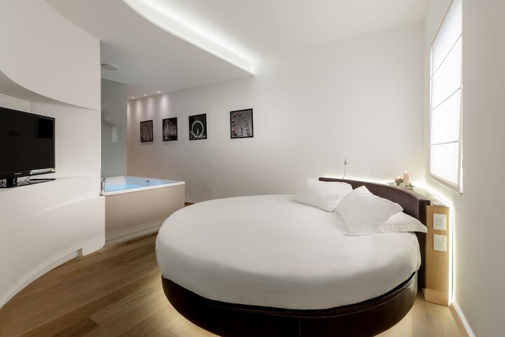 Room 16 of 104