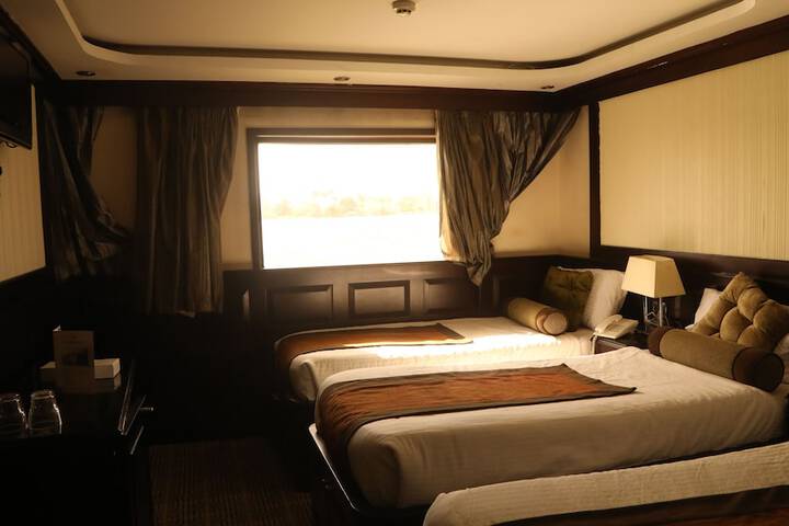 Room 4 of 8