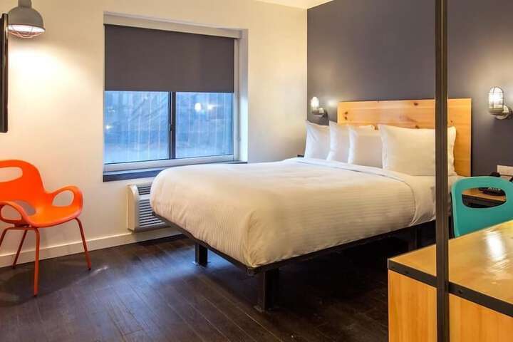 1 Queen Bed (2 of 3)