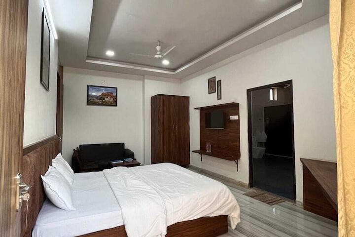 Room 13 of 52