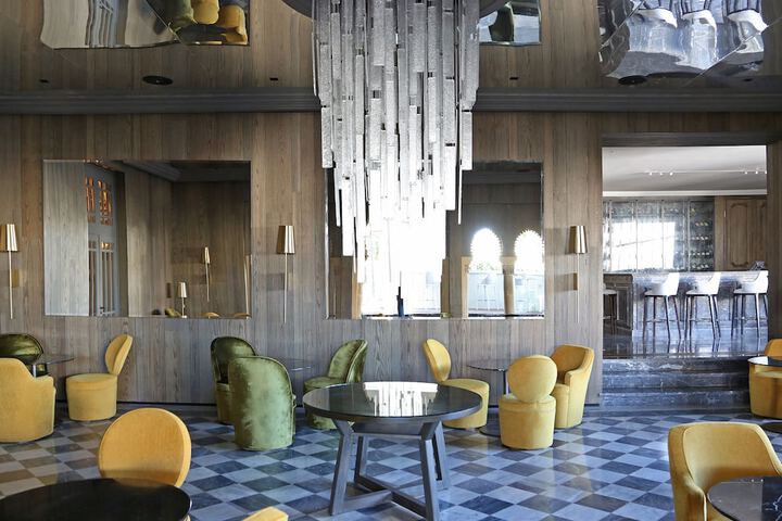 Lounge 106 of 132