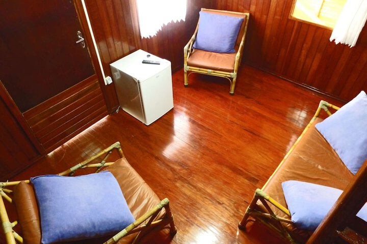 Lounge 9 of 50