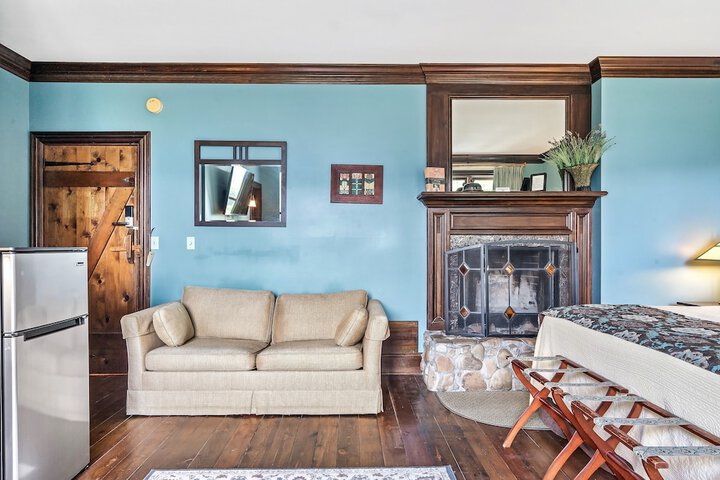 Snug Hug Queen Suite with Fireplace (114 of 131)