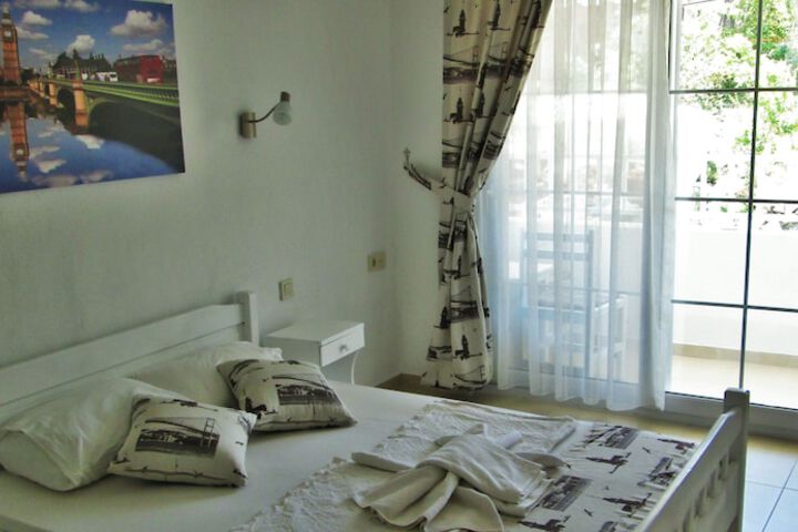Room 10 of 32