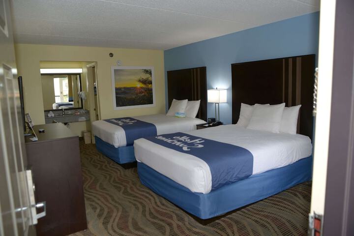 2 Queen Beds (3 of 6)
