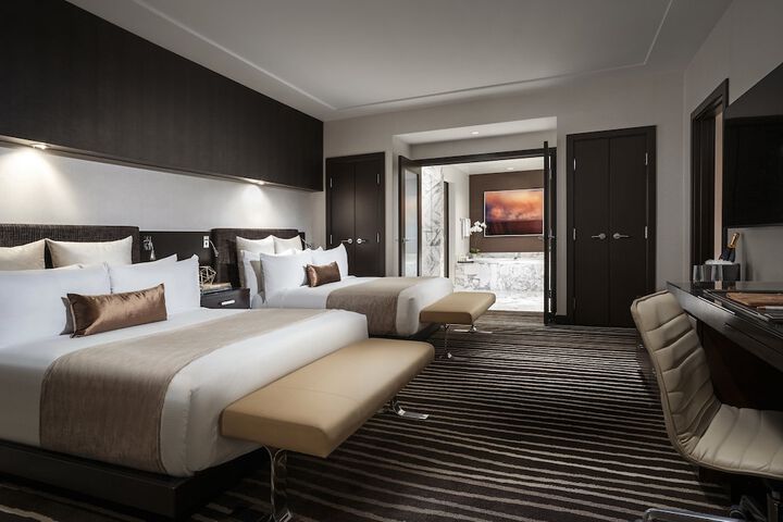 Room 13 of 211
