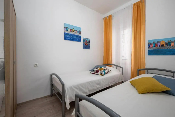Room 4 of 11