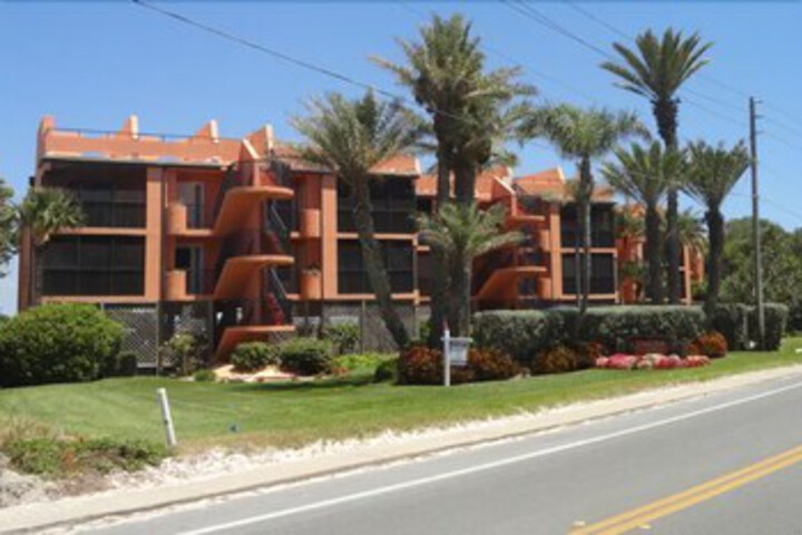 Exterior of Coquina Moorings 106