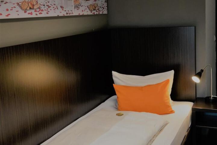 Room 10 of 38