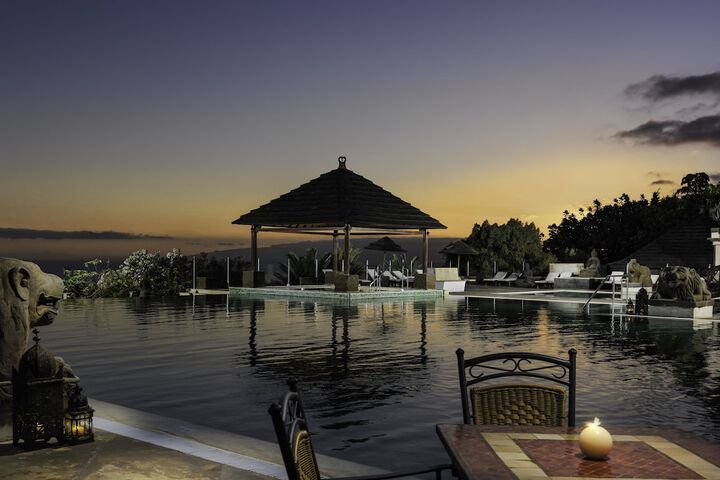 Hotel Pool