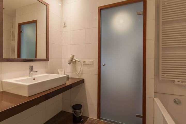 Room 32 of 101