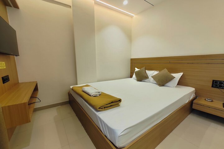 Room 11 of 24