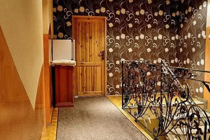 Room 6 of 8