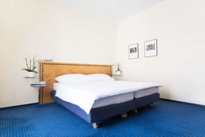 Room 8 of 22