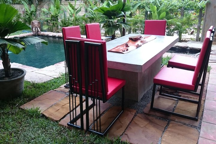 Dining 42 of 48