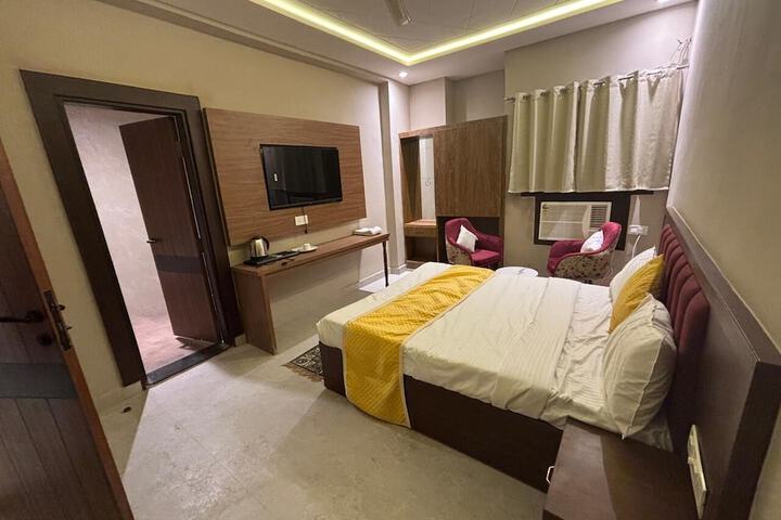 Room 3 of 12