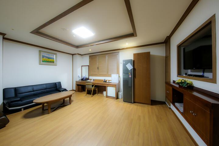 Room 3 of 90