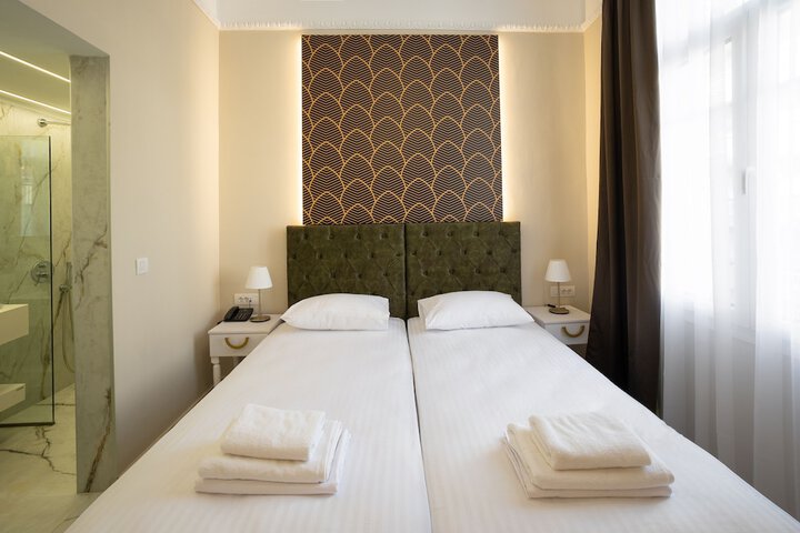 Room 4 of 28