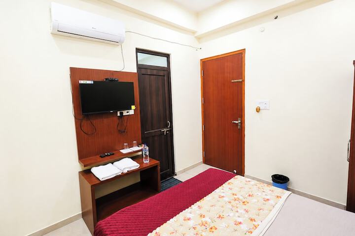 Room 4 of 15