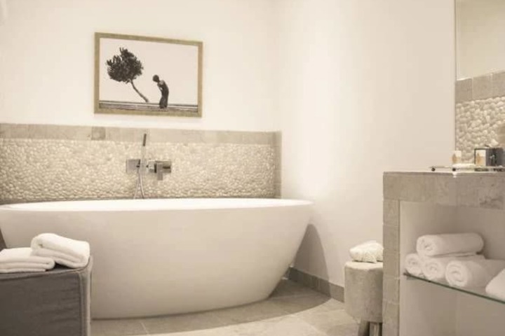 Deep soaking bathtub