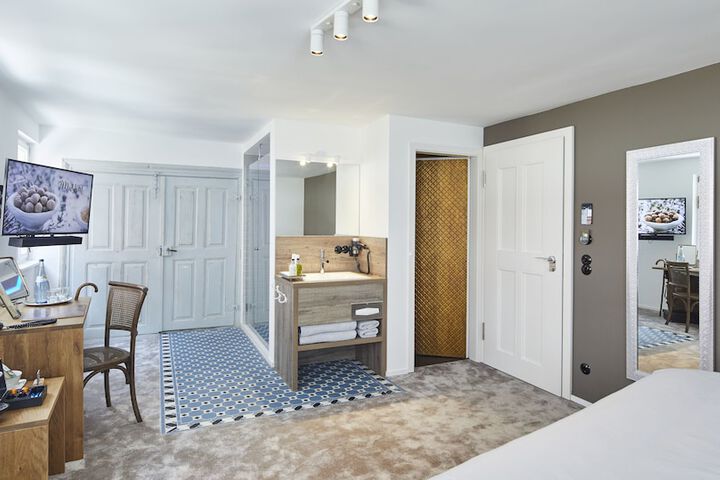 Room 5 of 32