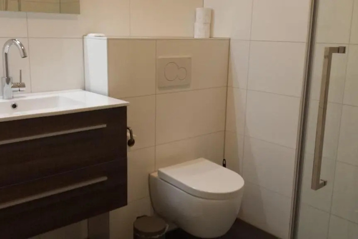 Room 4 of 7