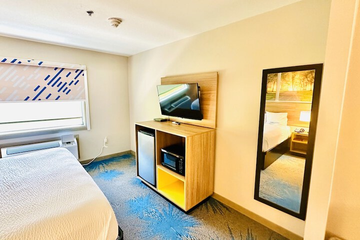 1 King Bed (13 of 19)