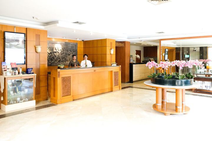 Entrance & Lobby