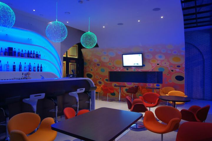 Lounge 122 of 131