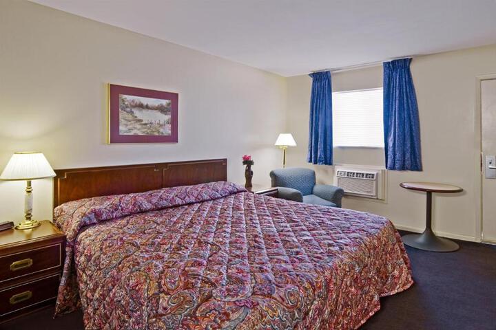 1 King Bed (4 of 4)