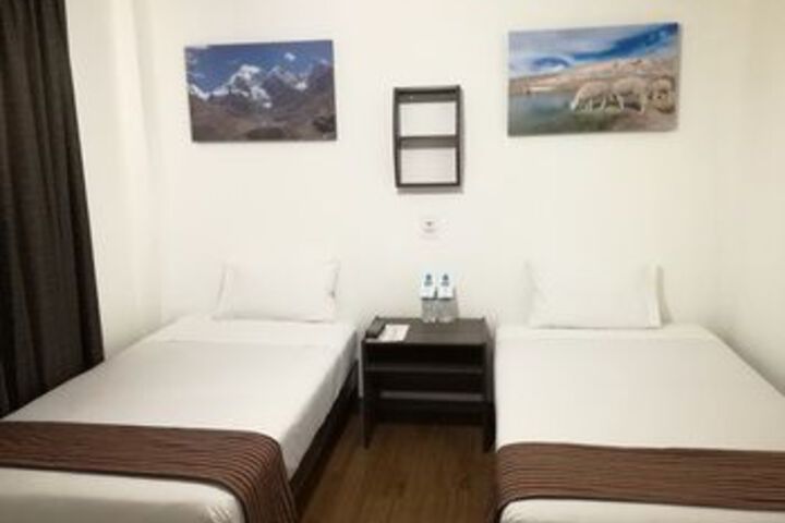 Room 10 of 18