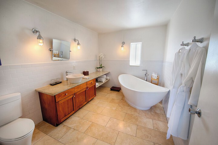 Deep soaking bathtub