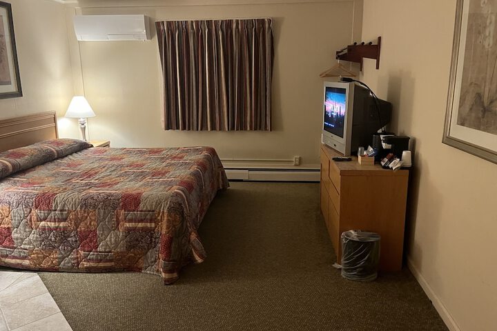 1 Bedroom Romantic Queen Bed Jetted Tub (1 of 6)
