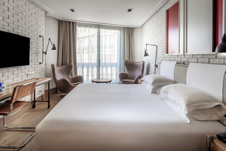 Room 10 of 34