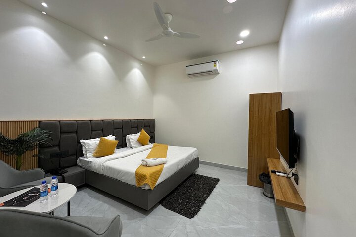 Room 2 of 8
