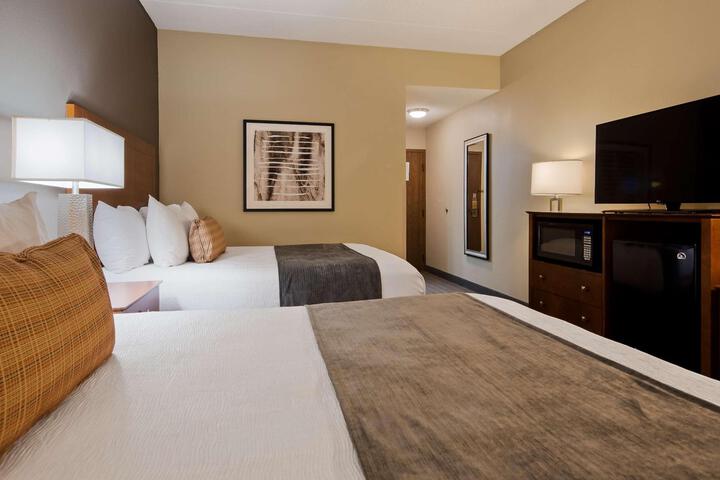 2 Queen Beds Microwave and Refrigerator Full Breakfast (7 of 10)