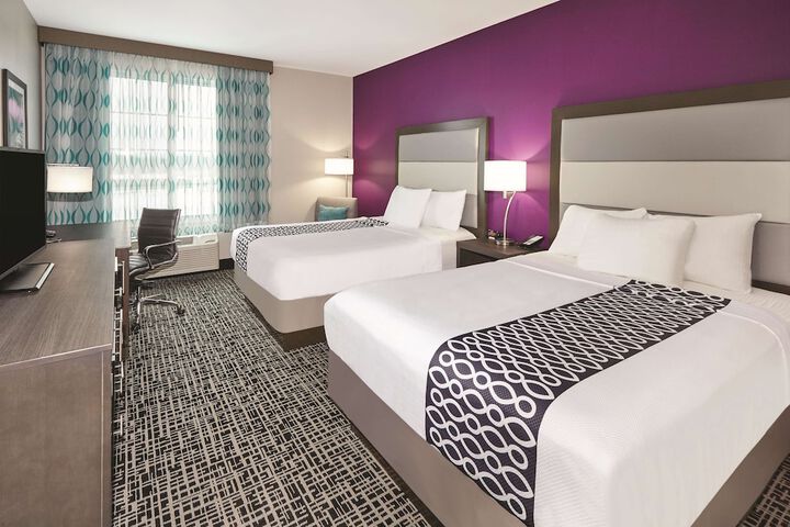 2 Queen Beds Mobility Accessible (2 of 6)