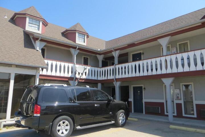 Exterior of EXECUTIVE INN WICHITA