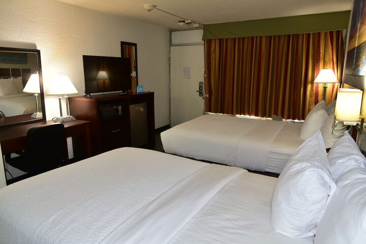 2 Double Beds (24 of 30)