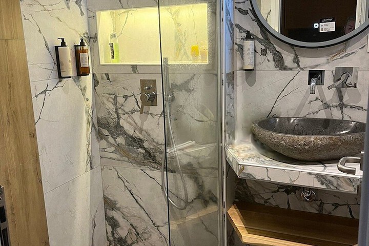 Room 83 of 112